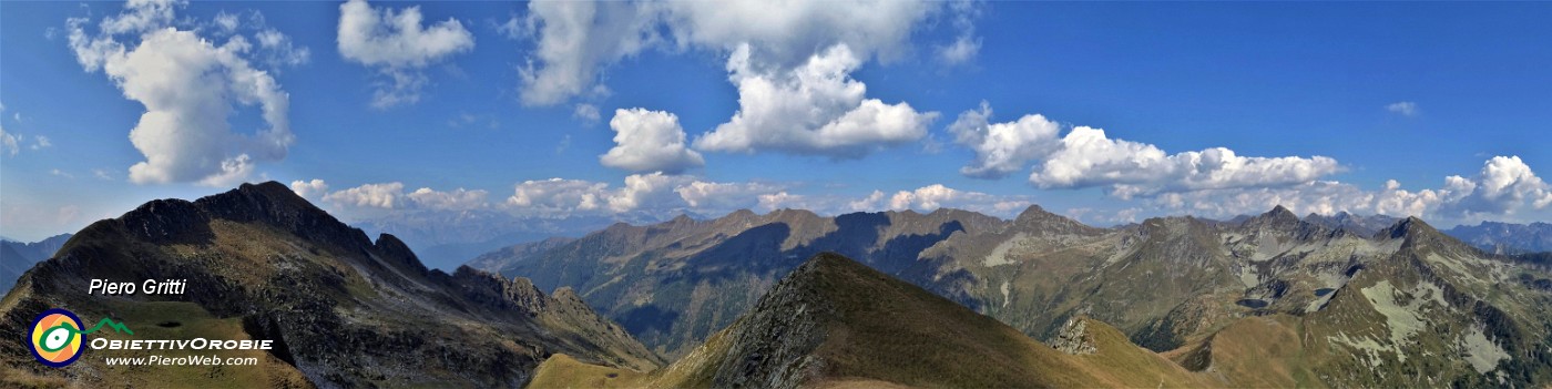 54 Dalla Cima di Lemma (2348 m) ampia vista panoramica dal Pizzo Scala a sx a Cima Cadelle-Valegino a dx.jpg